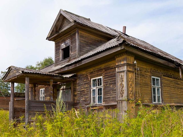 Cette maison abandonne au style traditionnel russe aurait bien besoin d'tre restaure.