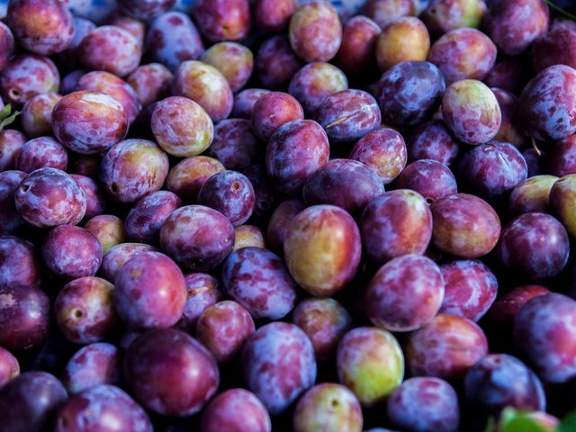 Les prunes noires font partie des aliments riches en antioxydants.