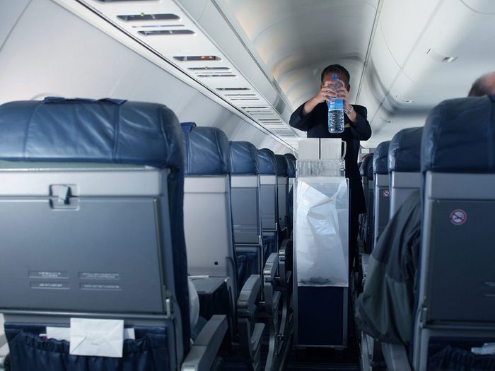 Ne pas incliner son siège pendant le service de repas dans l'avion.