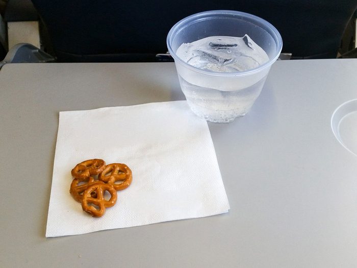 Ne mangez pas la nourriture tombée sur votre table-plateau de l'avion.