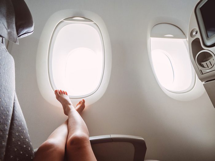 S'il vous plait, ne marchez pas pieds nus dans l'avion.