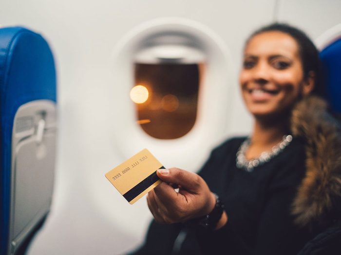 Ne pas adhérer à une carte de crédit lors d'un voyage en avion.