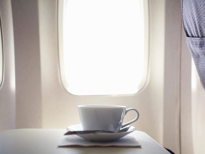 Éviter le café, le thé et les glaçons dans l'avion.