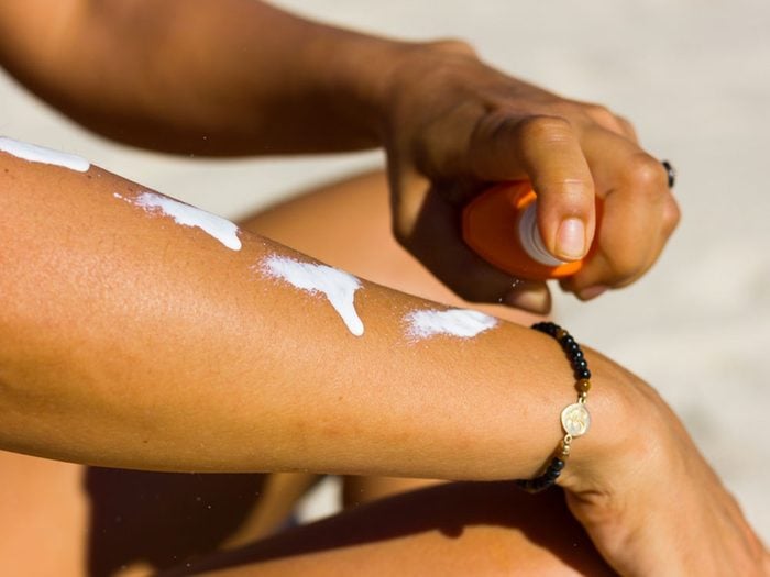 Cancer de la peau: l’écran solaire fait parfois plus de mal que de bien.
