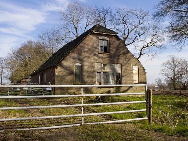 Cette maison abandonne dans la campagne hollandaise aurait bien besoin d'tre restaure.