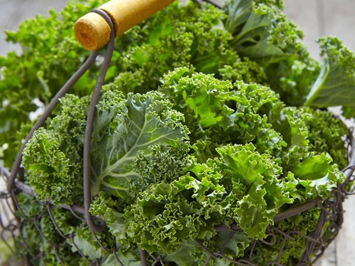 Les légumes feuillus comme le chou kale peuvent améliorer votre transit intestinal.