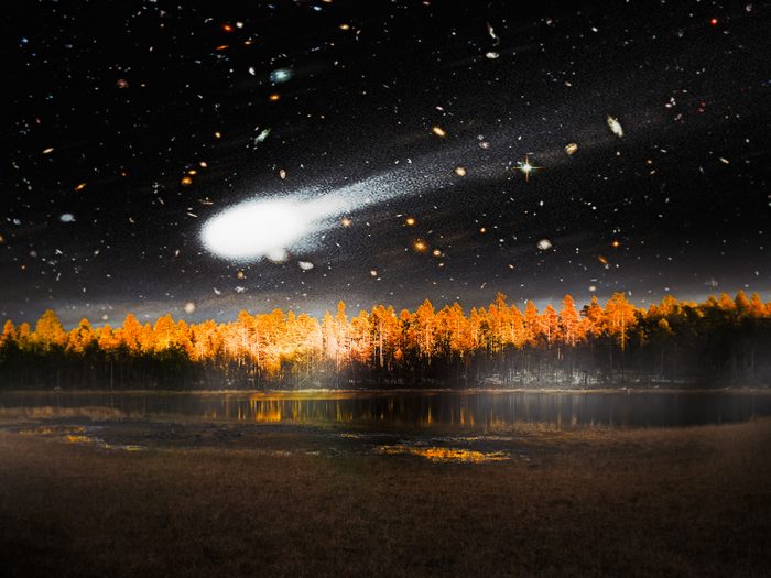 Une météorite est un astéroïde qui survit à sa traversée de l’atmosphère de la Terre et qui atteint la surface.