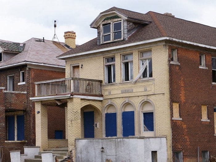 À cause de la crise, de nombreuses maisons ont été abandonnées à Détroit.