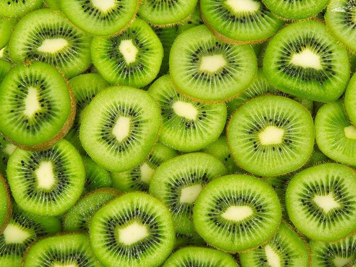 Fruit et légumes : Kiwis et concombres avec leur peau.