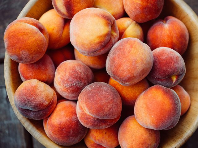 Fruits et lgumes : Poires, pches et prunes avec leur peau.