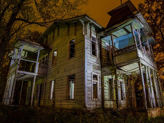 Cette maison abandonne ressemble  une maison de film d'horreur.