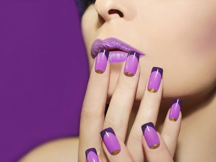 Pour vos ongles cet été : les teintes de mauve rappellent les lilas.