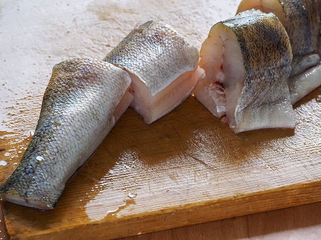 Le poisson cru inuit est l'un des mets traditionnels Canadiens.