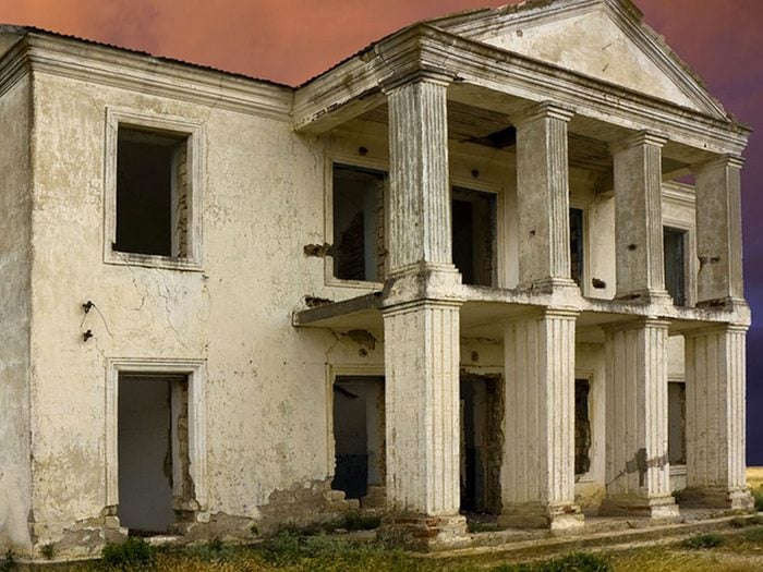 Cette maison abandonnée au style néo-grec aurait bien besoin d'être restaurée.