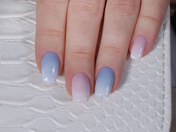 Pour vos ongles cet été : Osez le gris en dégradé durant l’été même si vous l’associez plutôt à l’hiver.