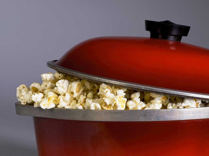 Une des erreurs que tout le monde fait en cuisant du popcorn : le manque de surveillance.