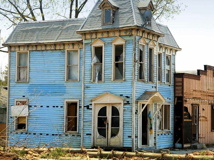 Cette maison abandonné au charme renaissance victorienne aurait bien besoin d'être restaurée.