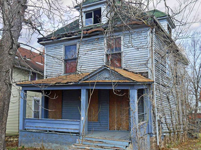 Votre rêve de restaurer des ruines se réalisera avec cette maison abandonnée.