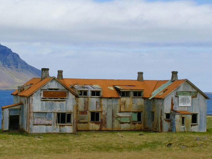Cette maison abandonnée serait parfaite pour une retraite au bord de l’eau.