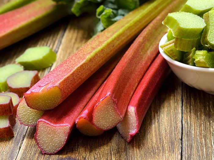 Manger de la rhubarbe peut améliorer votre transit intestinal.