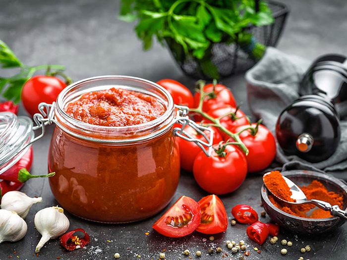 Substituts d'ingrédients : mettez de la salsa fraîche à la place de la vinaigrette en bouteille pour des salades santé.