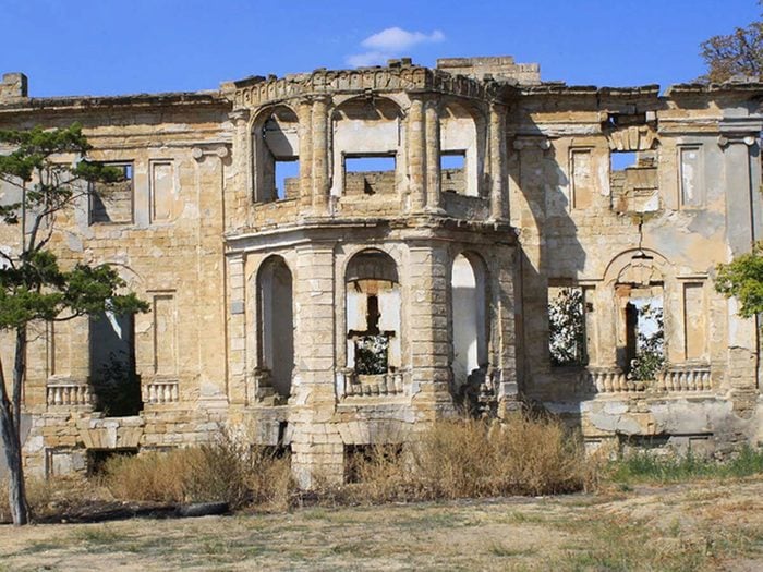Ce palace abandonné et surtout sans toit aurait bien besoin d'être restaurée.