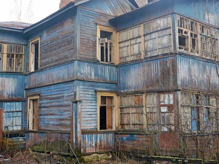 Il faudrait un travail considérable pour rénover cette maison abandonnée.