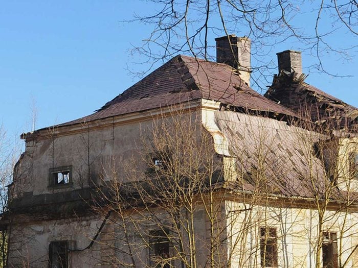 Cette maison abandonnée semble irrécupérable avec l’état critique de son toit.