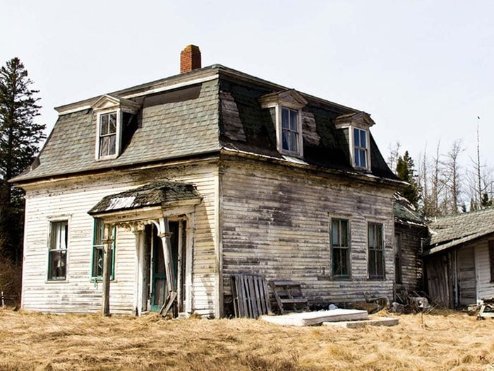 Cette maison est un trésor colonial qui aurait bien besoin d'être restaurée.
