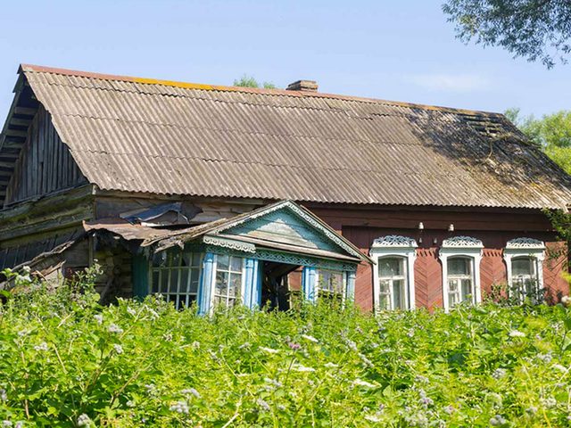 Cette maison abandonne dans un village russe aurait bien besoin d'tre restaure.