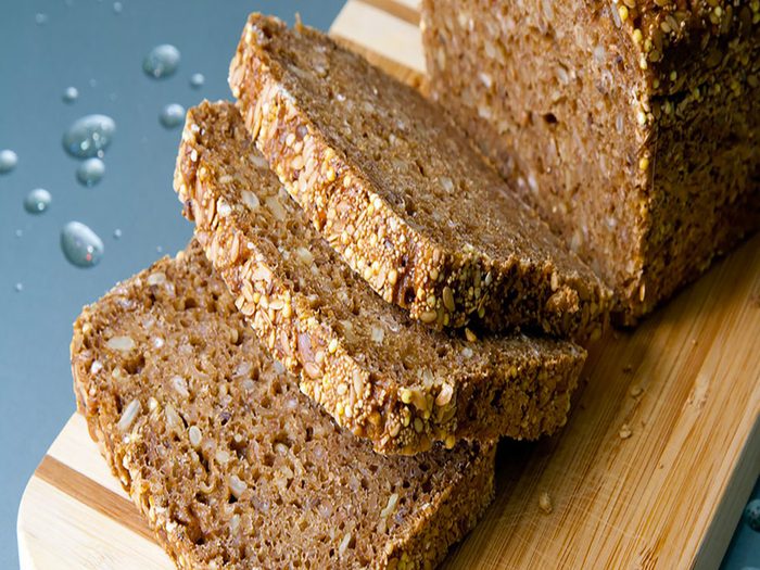 Le pain de blé entier fait partie des aliments riches en magnésium.