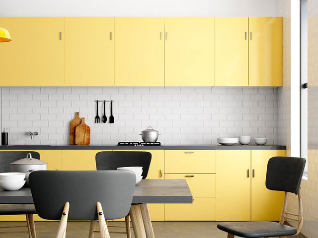 Changez lallure de vos armoires de cuisine: le jaune illuminera la pice mme la plus sombre.