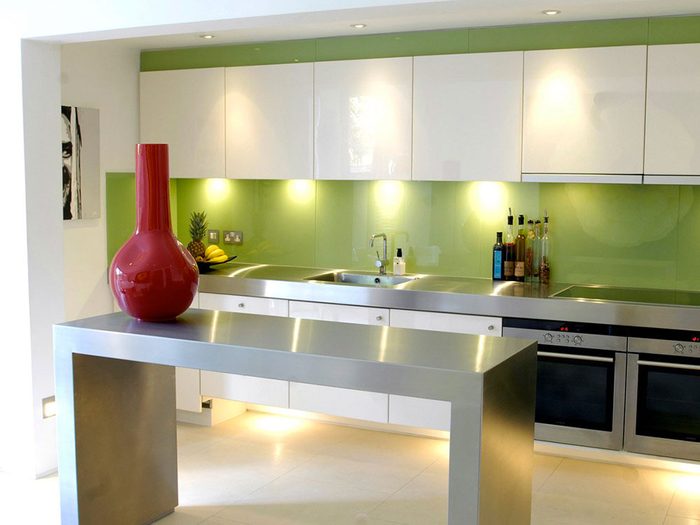Changez l’allure de vos armoires de cuisine: le blanc, une couleur simple et franche qui se marie bien avec des surfaces ou des taches de couleurs différentes.