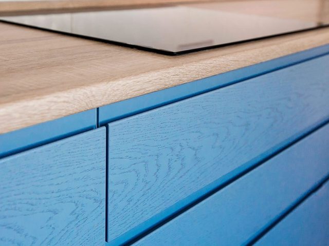 Quand il sagit de peindre vos armoires de cuisine, le bleu peut tre un choix apaisant.