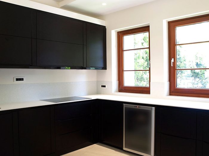 Changez l’allure de vos armoires de cuisine: véritablement neutre, le noir fonctionne bien dans les cuisines très lumineuses. 