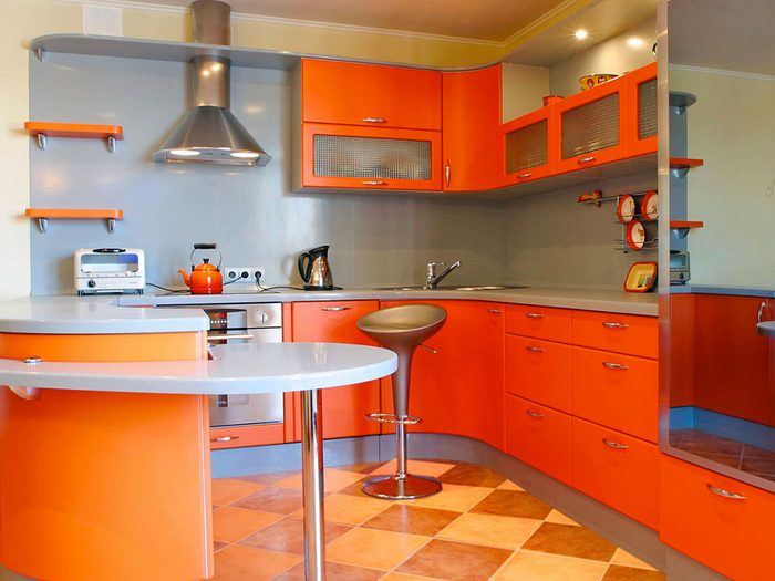 Oui, vous pouvez peindre vos armoires de cuisine en orange.