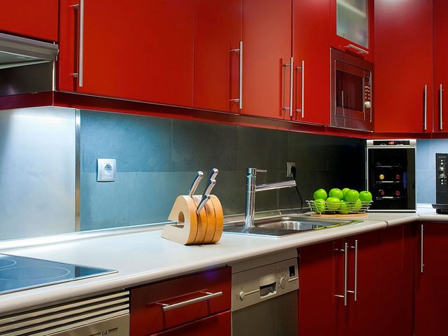 Donnez  votre cuisine un ct aventurier et jouez daudace en peignant vos armoires en rouge.