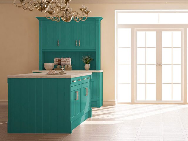 Testez le turquoise pour vos armoires de cuisine, une couleur audacieuse et surprenante.