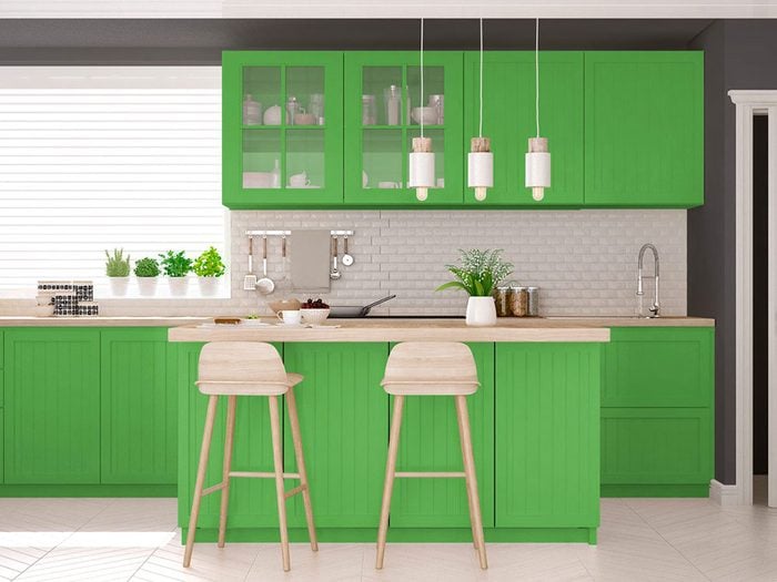 Le vert lime surpasse le jaune dans les nouvelles tendances en matière de couleurs d’armoires de cuisine.