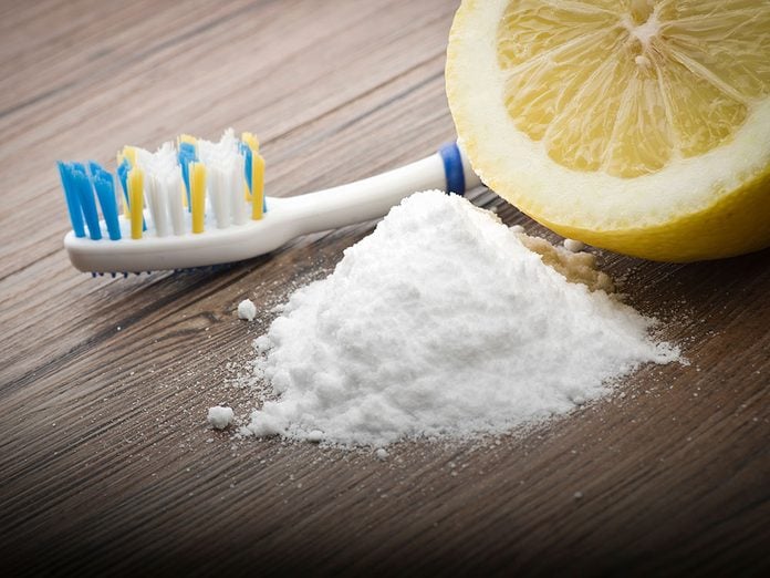 Utiliser de la pâte au bicarbonate de soude et au jus de citron pour blanchir les dents naturellement.