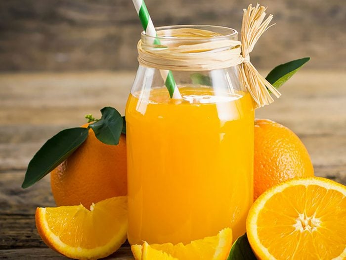 Un verre de 23,6 cl de jus d’orange avec calcium ajouté vous donnera 350 mg de calcium.
