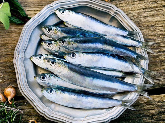 En mangeant une portion de 85 g de sardines, vous absorberez 370 mg de calcium.