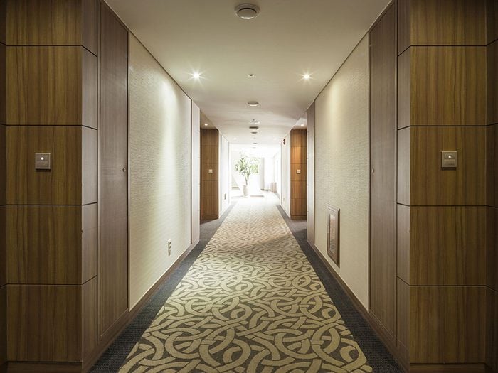 Accaparer le hall d’entrée ou les couloirs d'un hôtel est un comportement impoli.