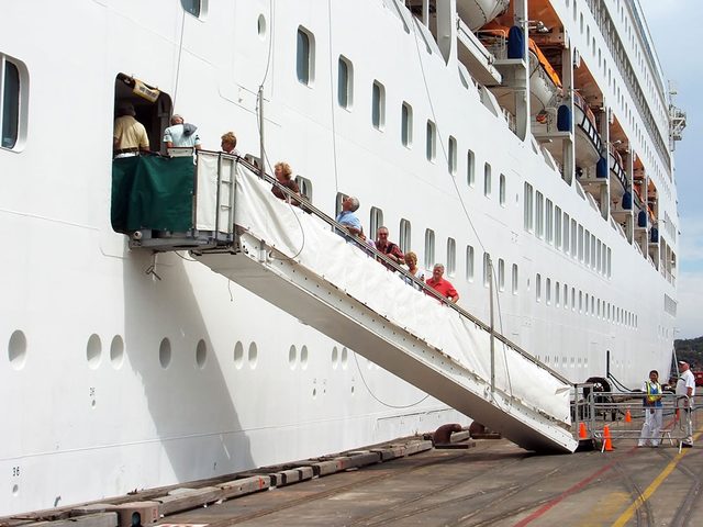  13h, des centaines de passagers impatients de visiter le bateau sont  bord pour leur croisire.