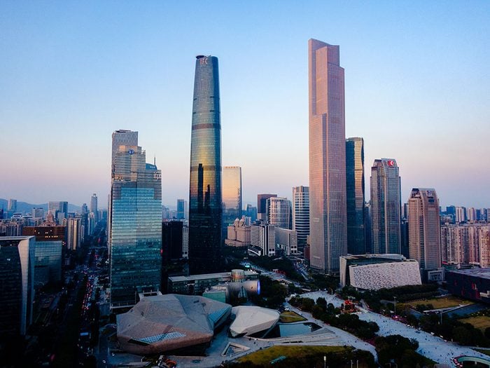 Le Centre de Finance CTF de Guangzhou est l'un des plus hauts gratte-ciels du monde .
