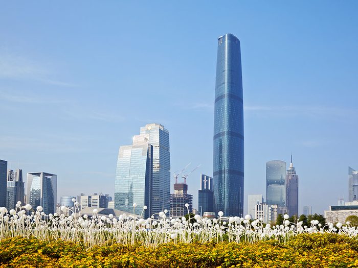 Le Guangzhou International Finance Center est l'un des plus hauts gratte-ciels du monde .