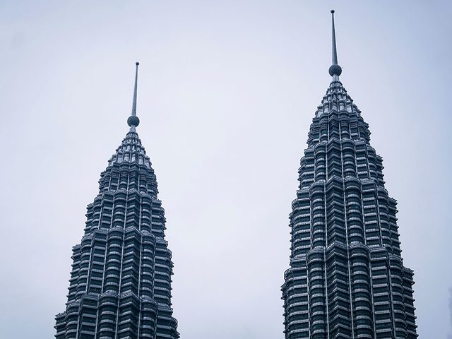 Les Tours Petronas 1 figurent parmi es plus hauts gratte-ciels du monde .