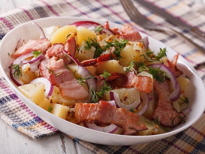 Salade aux trois pommes de terre et au bacon.