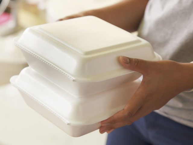 La mousse de polystyrne pour les plats  emporter n'est pas  mettre au recyclage.