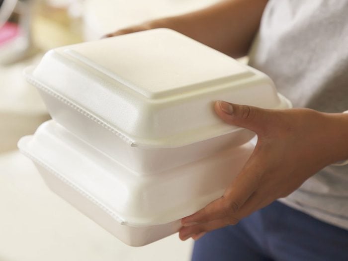 La mousse de polystyrène pour les plats à emporter n'est pas à mettre au recyclage.